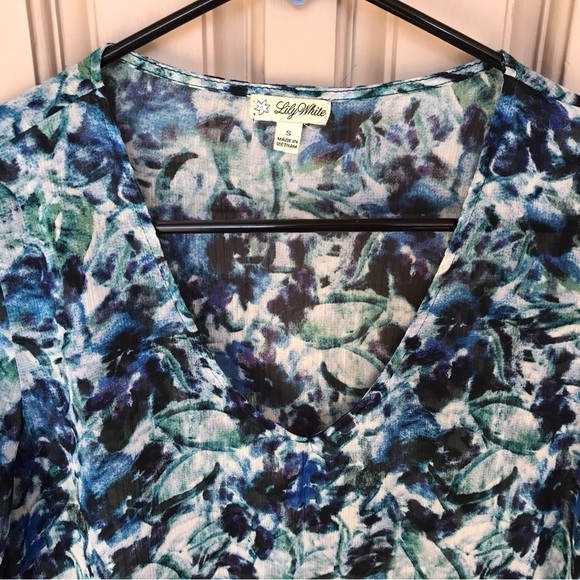 Boho Lily White pull over blouse, blue floral, V-neck Long sleeves size small - Picture 4 of 7